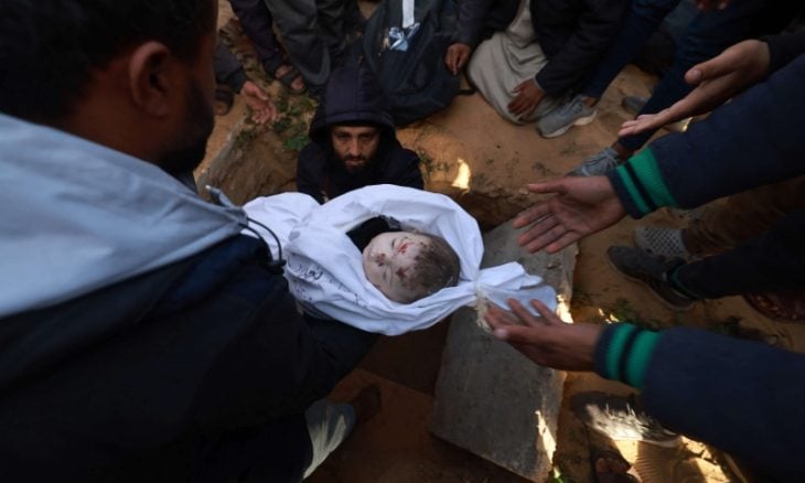 استشهاد 40 فلسطينيا بقصف إسرائيلي استهدف منزلين ومدرسة وسط غزة